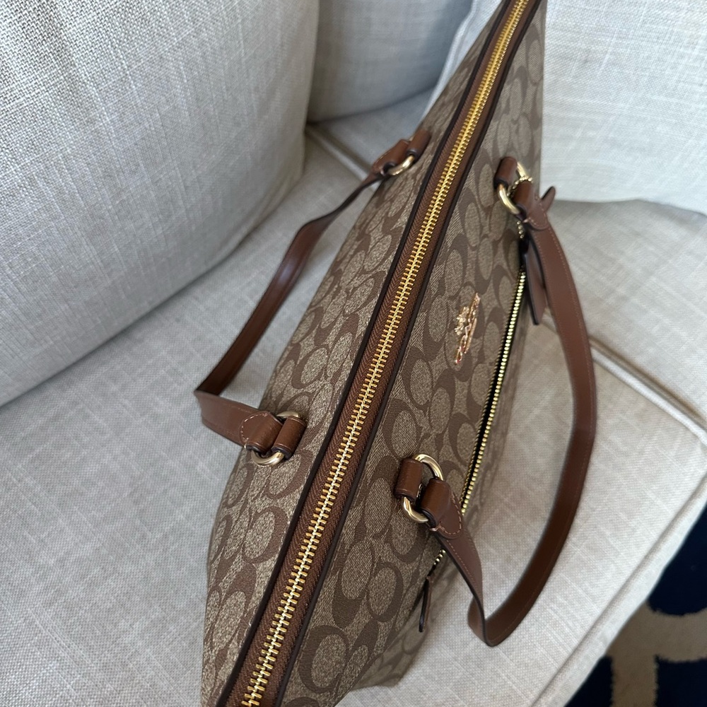 Coach gallery tote in signature canvas - Picture 13 of 13